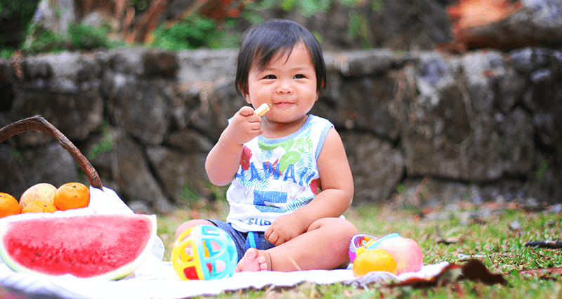 Chlapeček na dece během pikniku.
