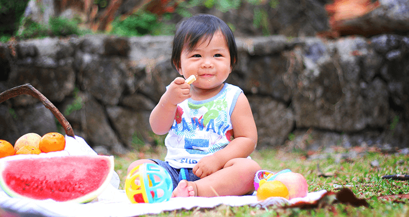 Un niño en la manta en el picnic. 