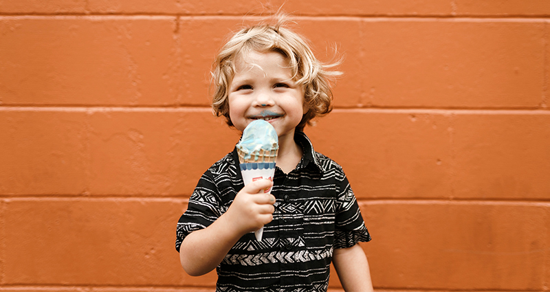 Ragazzo che mangia il gelato nel centro della foto