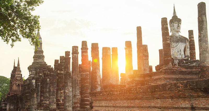 Budos statula Sukhothai, nuotrauka, padaryta saulėtekio metu