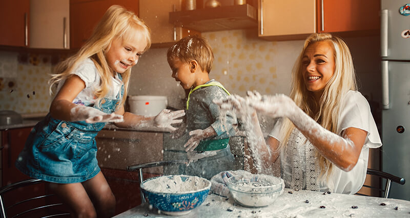 Kinder spielen beim Backen in der Küche