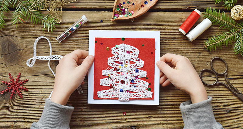Weihnachtskarte mit einer Schleife