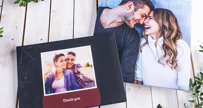 Close up on two Starbooks – one in an A4 format and the other square. Both photo books on a bright wooden background.