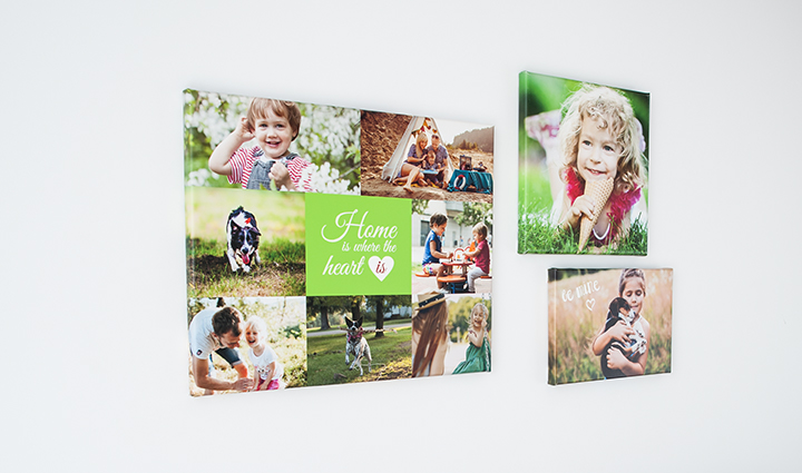 Les toiles photos  de famille sur un mur.