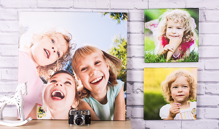 Une collection de toiles photo sur le mur en brique.