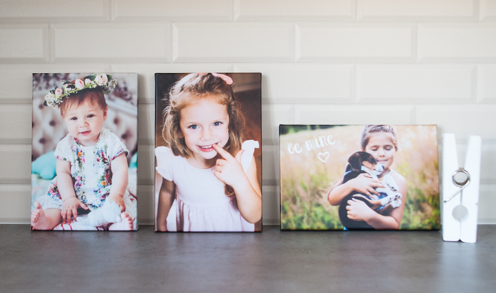 Collectie van foto op canvassen op het aanrecht