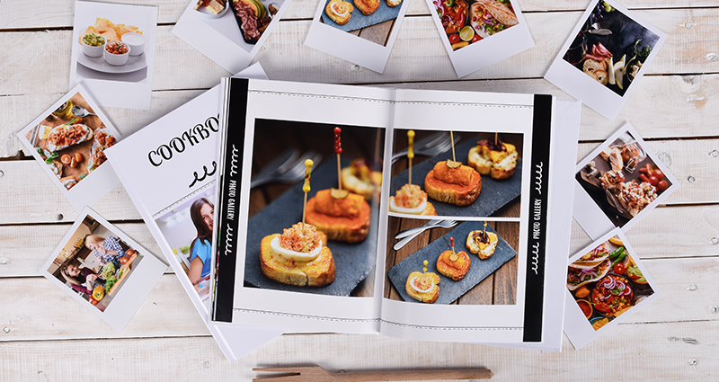 Libro de recetas, al lado del libro – insta fotos y revelados retro que también respresentan la comida, en la parte inferior de la foto – un tenedor de madera.