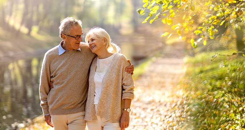 Couple sur la photo dans le style de la photographie de feuilles d’automne