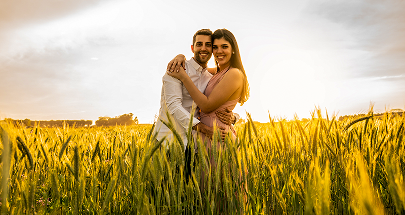 Le couple posant lors de la séance en plein air