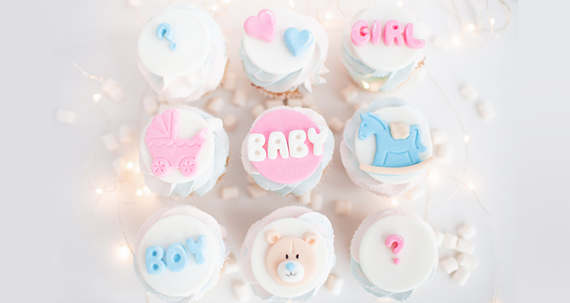 Dei muffin con una decorazione a tema bambino