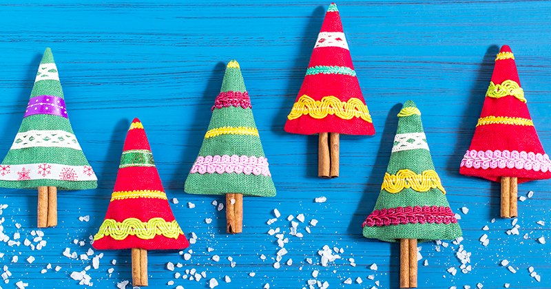 Arbres de Noël faits avec du tissu.