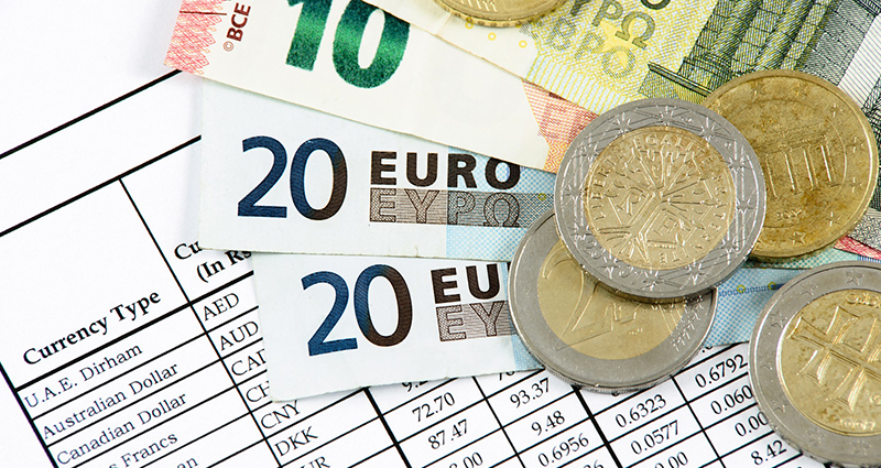 EURO peníze a taublka směnného kurzu