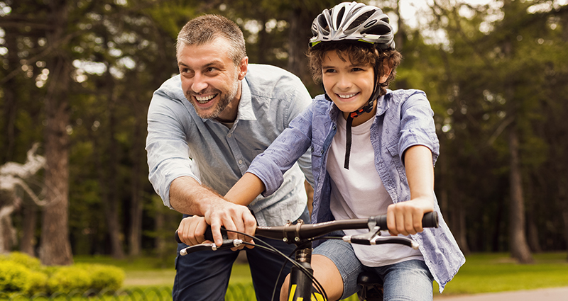Felicitaciones para el Día del Padre de parte del hijo, para agradecer aquellas tardes que dedicó papá a enseñarle a montar en bici