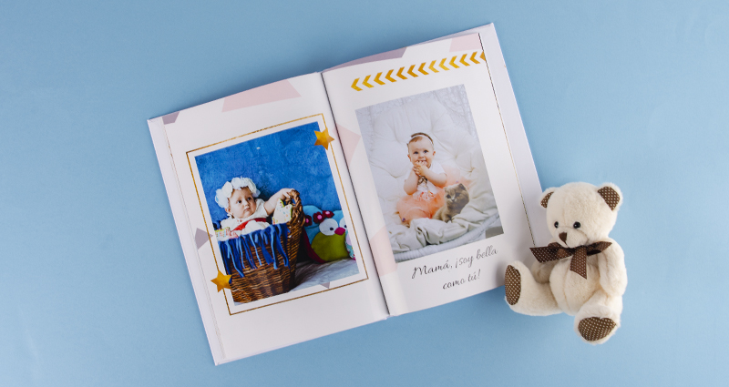 Fotolibro con fotos de la sesión de bebés, al lado del libro – un peluche – 2.