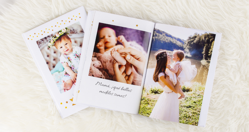 Fotolibros con las fotos de una mamá y su hija.