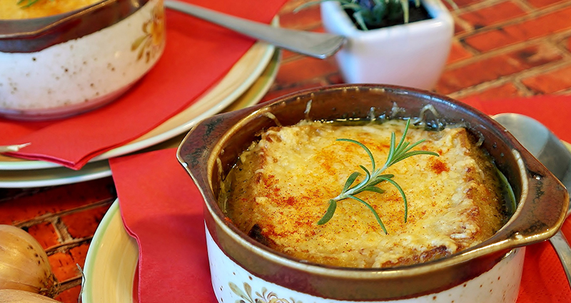 Prancūzų virtuvė – svogūnų sriuba.