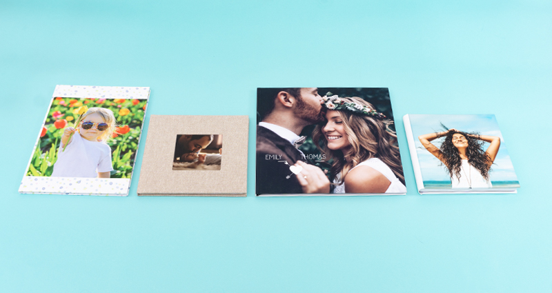 Da sinistra a destra: il fotolibro con copertina rigida, il fotolibro Premium, lo Starbook e il fotoalbum Lusso