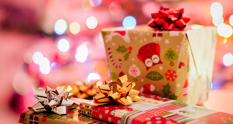 Les cadeaux sous l’arbre de Noël.