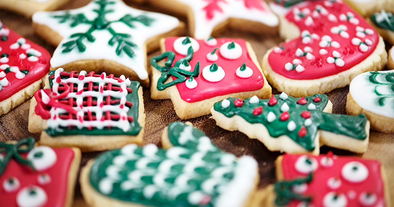 Mit buntem Zuckerguss geschmückte Lebkuchen