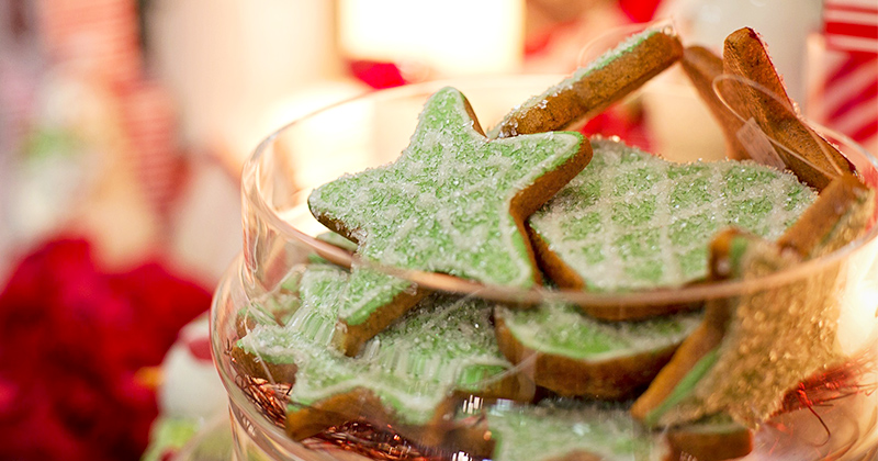 Lebkuchen mit einer grünen Garnierung