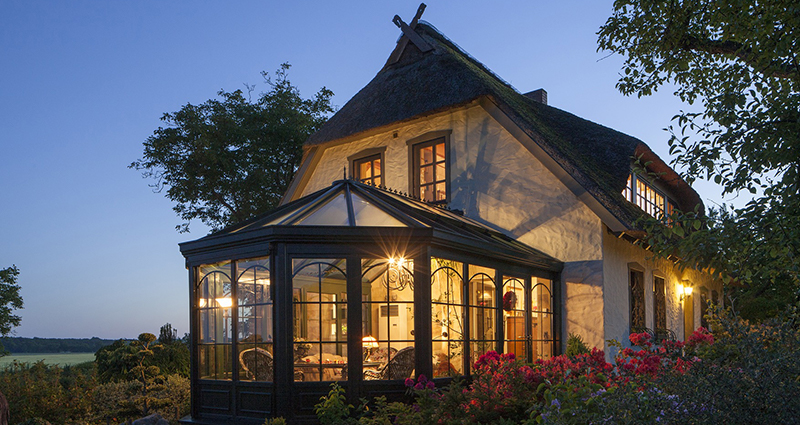 Beleuchtetes Haus, vom Garten her fotografiert