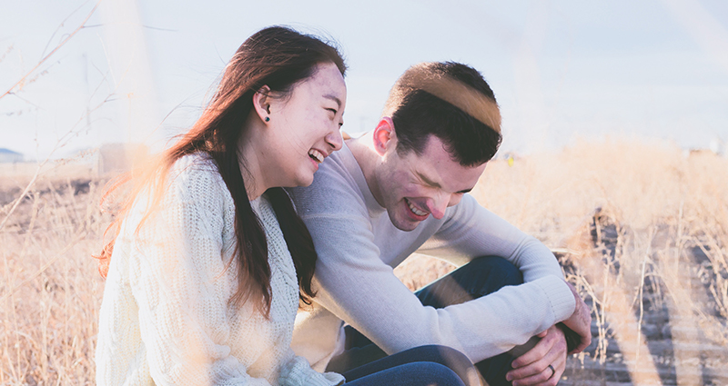 Pareja sonriente en el prado.