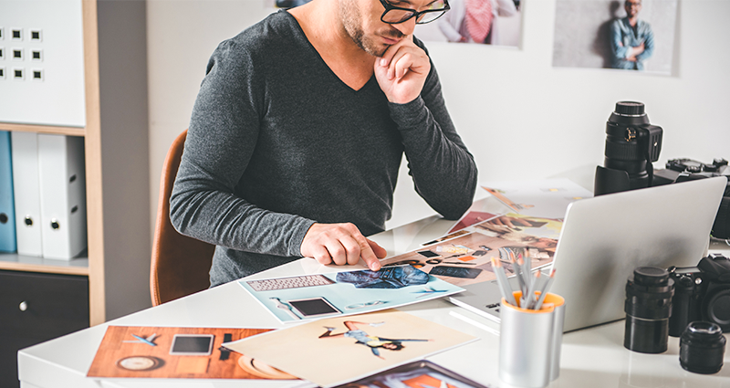 Le photographe assis au bureau