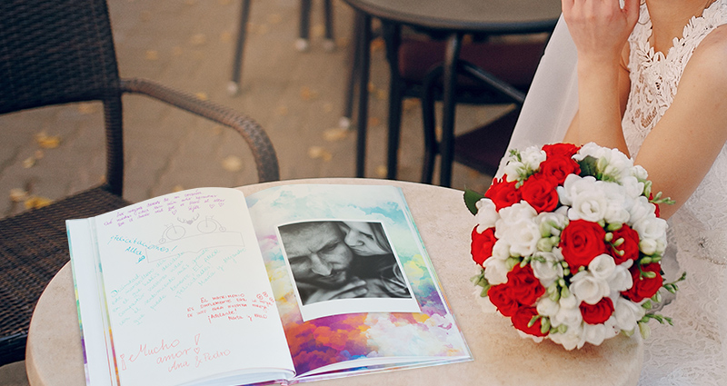 Libro de firmas de boda sobre la mesa, la novia al lado de la mesa.
