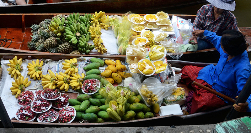 Barco con fruta ofrecida por la gente local. 