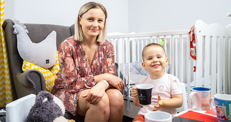 Magda zusammen mit ihrem Sohn im Kinderzimmer