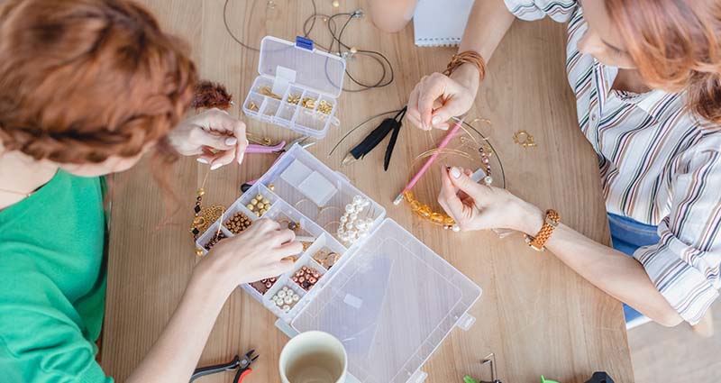 Fabriquer des bijoux comme cadeaux personnalisés pour la fête des mères