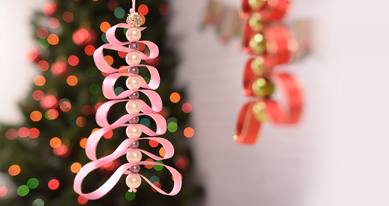 DIY Kerstboom met lint en kraaltjes