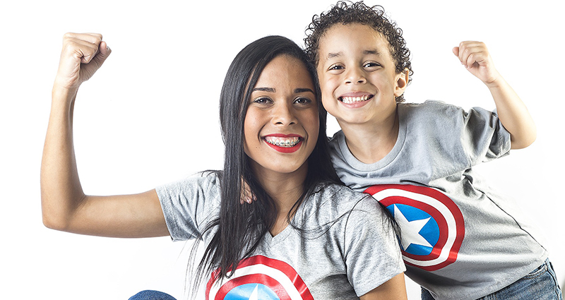 Mamá e hijo en las camisetas de los héroes. 