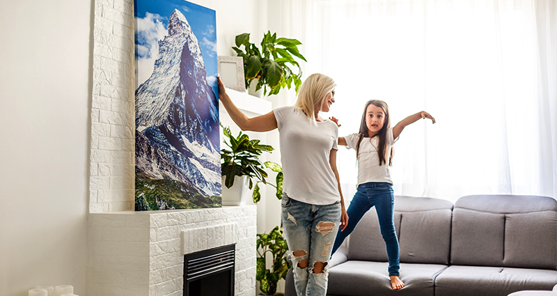 Maman avec sa fille présentent la toile photo de vacances