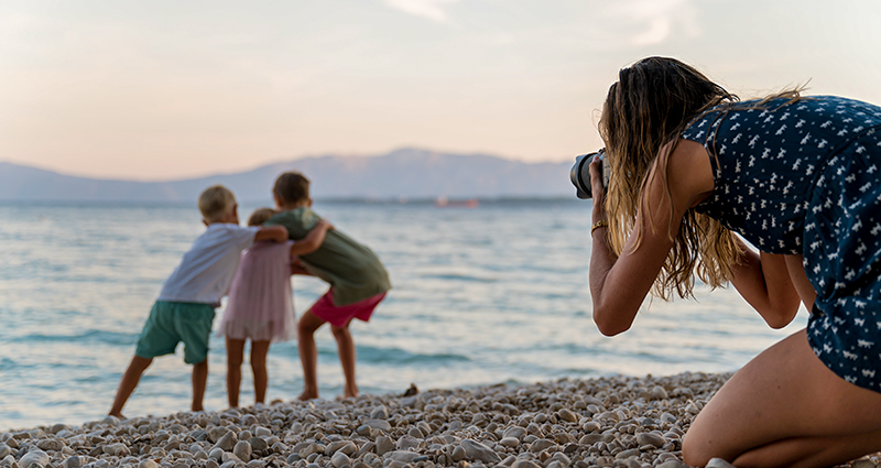Une maman qui profite des idées de shooting photo en plein air avec ses enfants