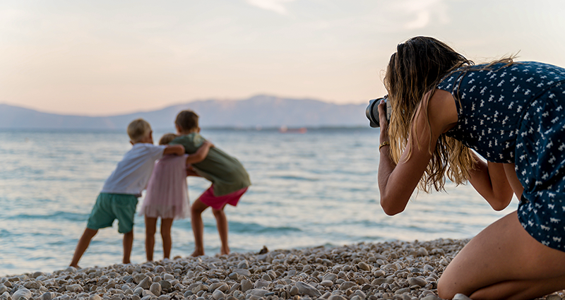 Mum using outdoor photoshoot ideas for kids