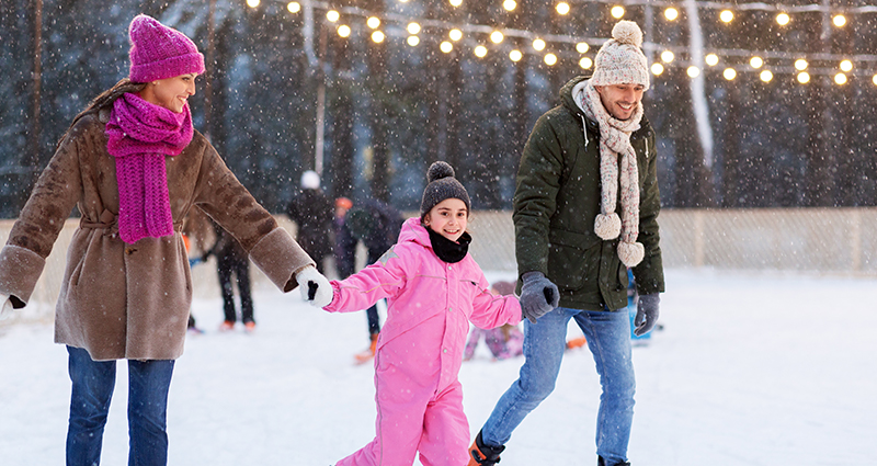 Mama en papa tijdens het schaatsen met hun kleine meid