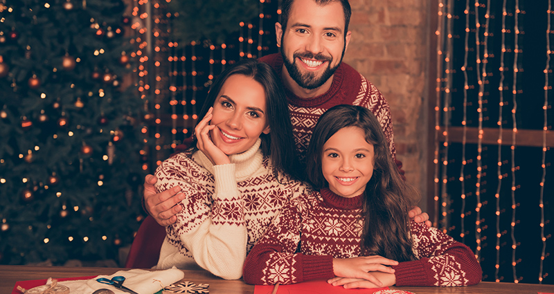 Mama, Papa und Mädchen während eines Fotoshootings während Weihnachtsvorbereitungen