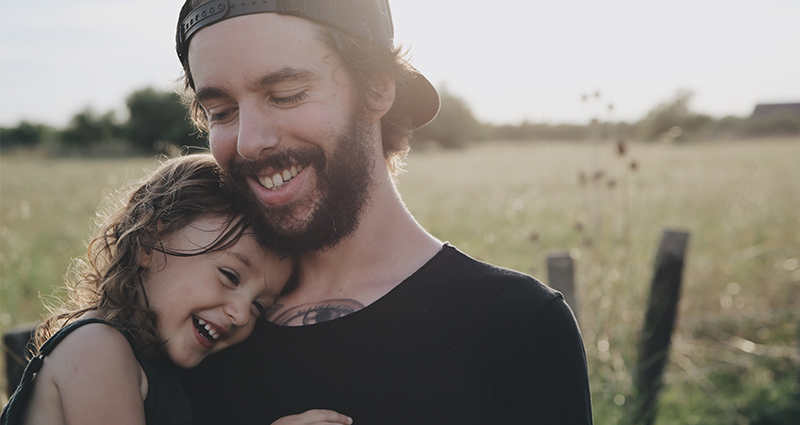 Bambina che abbraccia il suo papà