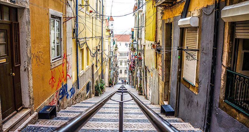 Une vieille étroite rue à Lisbonne