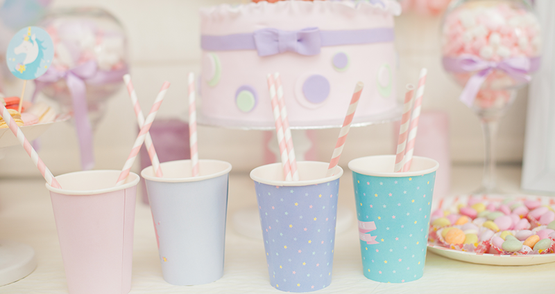 Verres de couleur pastel avec pailles en carton