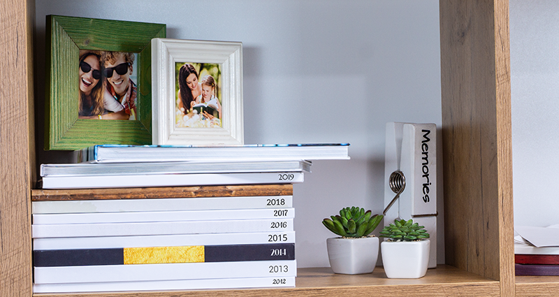 Fotoboeken op een plank met een tekst op de rug