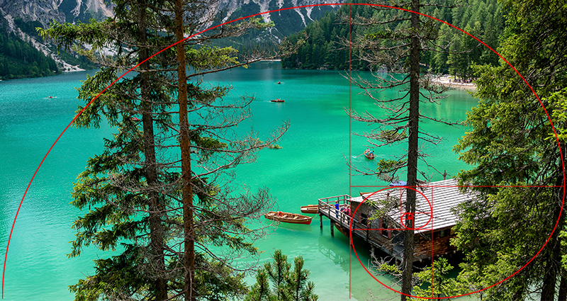 Foto de un lago en las montañas con la espiral áurea.