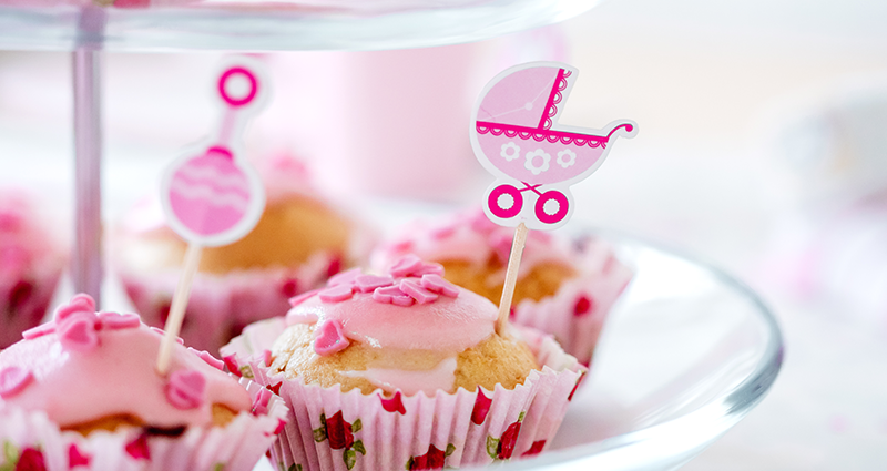 Roze decoratieprikkels ingevoegd in cupcakes