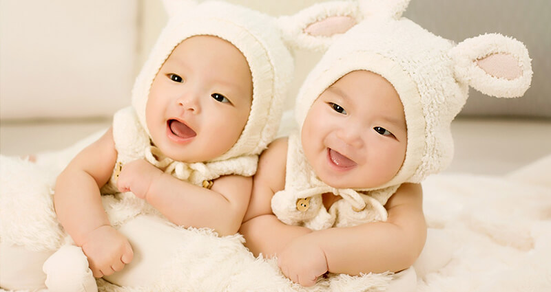 Zwei Babys verkleidet als Kaninchen