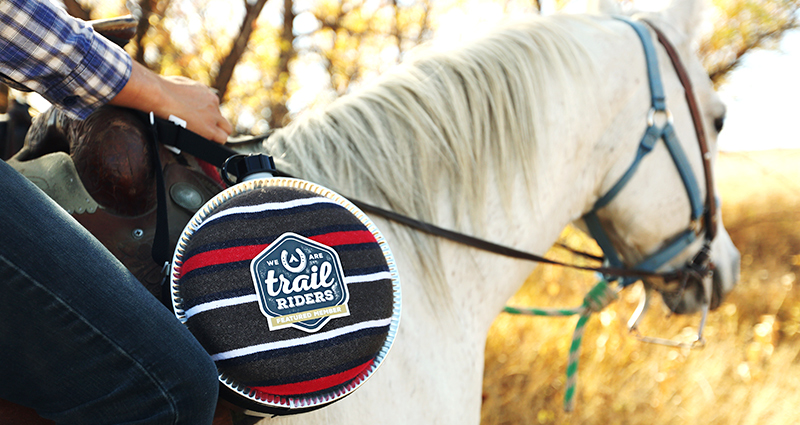 Un sac rond attaché à la selle d'un cheval