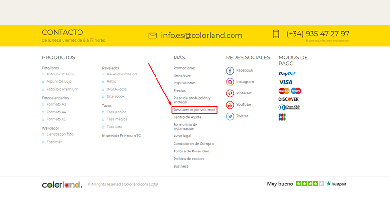 Screenshot de la página principal de colorland.com con la pestaña “Descuentos por volumen” disponible en su pie y marcada en rojo.