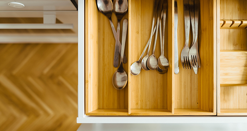 Unos cubiertos ordenados en un cajón de cocina. 