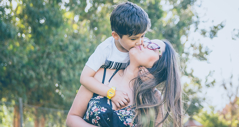 Hijo besando a su mamá.