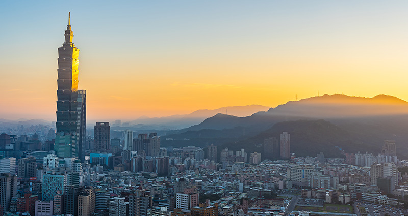 Panoráma Taipei, hlavného mesta Taiwanu, zachytená počas východu slnka